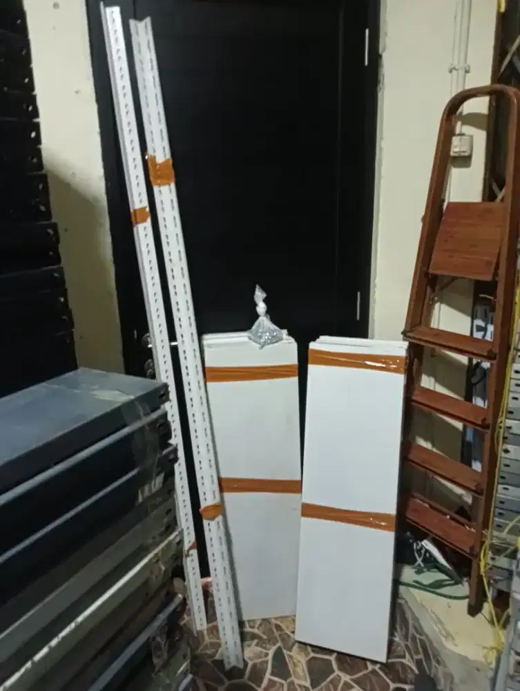 Jual rak besi ukuran 30*100*200 isi 5 ambalan 90%