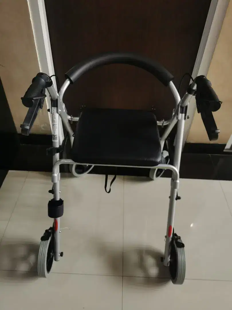 alat bantu jalan yang dilengkapi dengan roda dan tempat duduk.