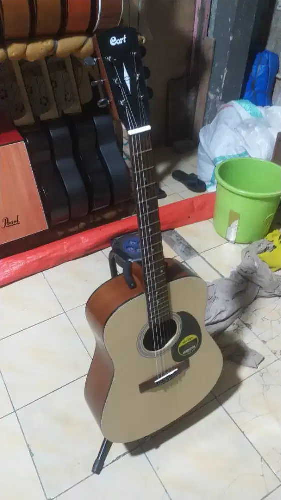 Gitar akustik cort