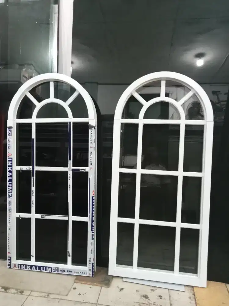 Jendela lengkung almunium