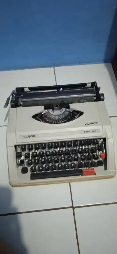Mesin ketik express r 208