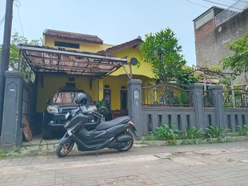 Rumah 2lantai  tanah luas dekat Alun2 Cimahi di Cipageran Kota Cimahi