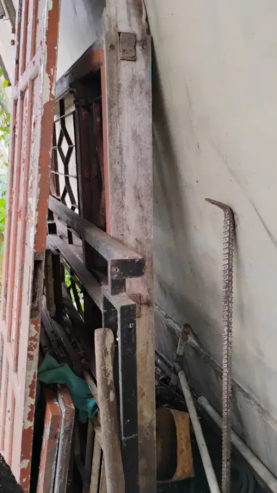 Pintu daun jendela pagar bongkaran rumah