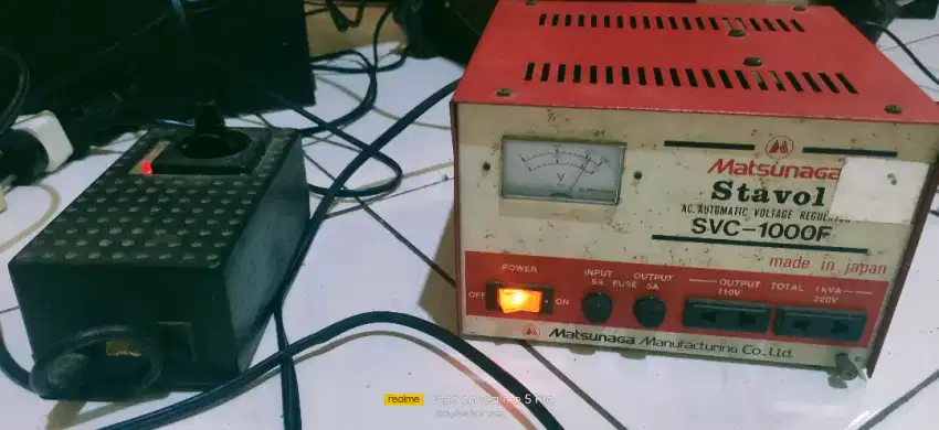 Stabilizer Matsunaga SVC 1000f hologram dan stabilizer hitam
