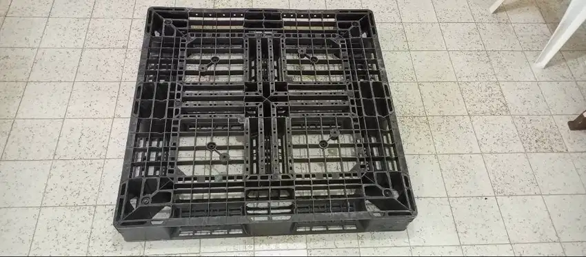 Palet plastik ukuran 110 x 110 x 15 cm