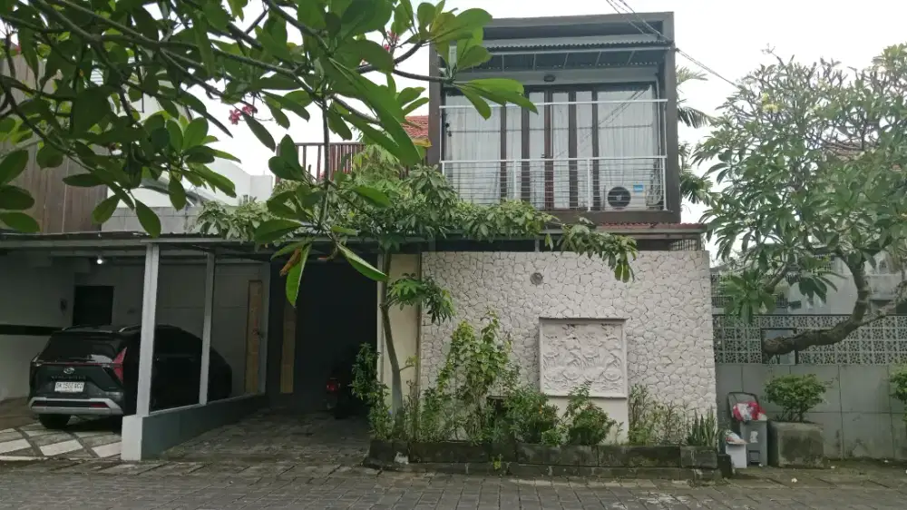 Rumah 2 Lantai di samping kolam renang, Sunset Garden zona Tropical M7