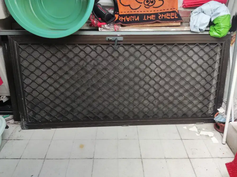 DIJUAL PINTU KASA ALUMINIUM BEKAS MASIH BAGUS NORMAL UKURAN 199 X 88CM