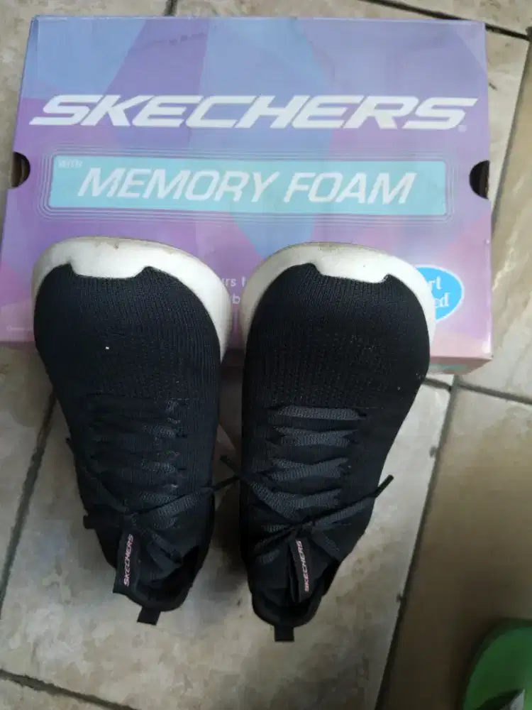 Sepatu olah raga perempuan