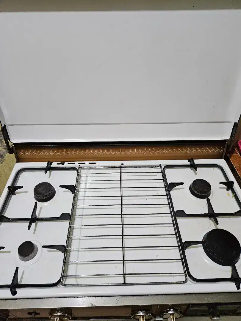 Kompor Gas Empat Mata Dengan Oven Vintage
