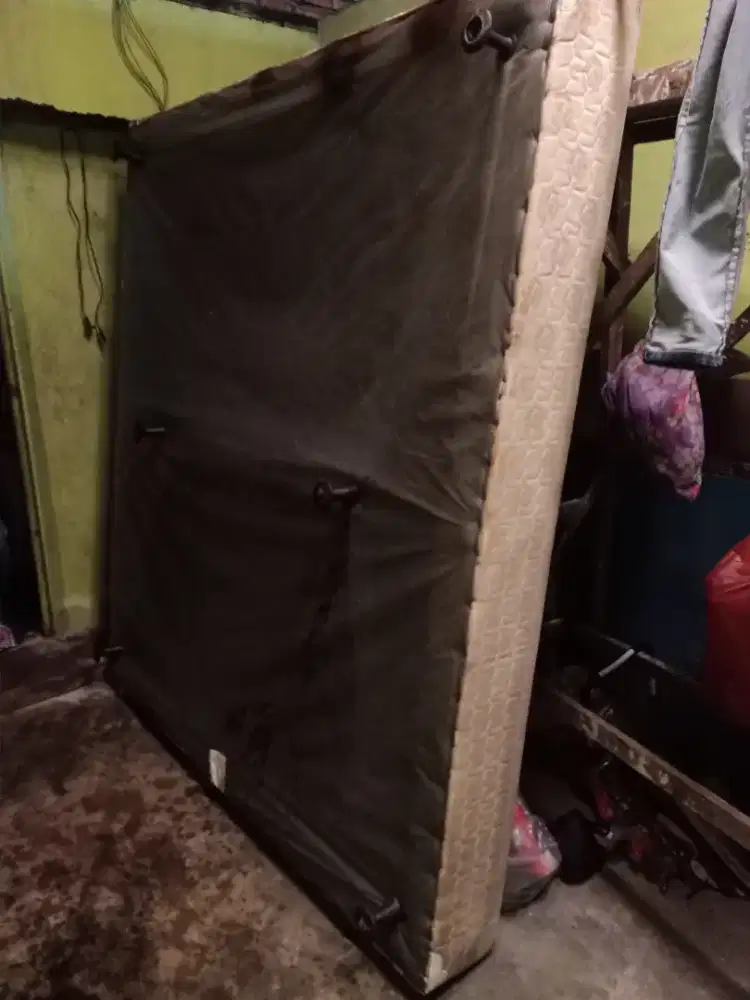 Di jual dipan kasur 180x200 ukuran besar ,berat ,original loh