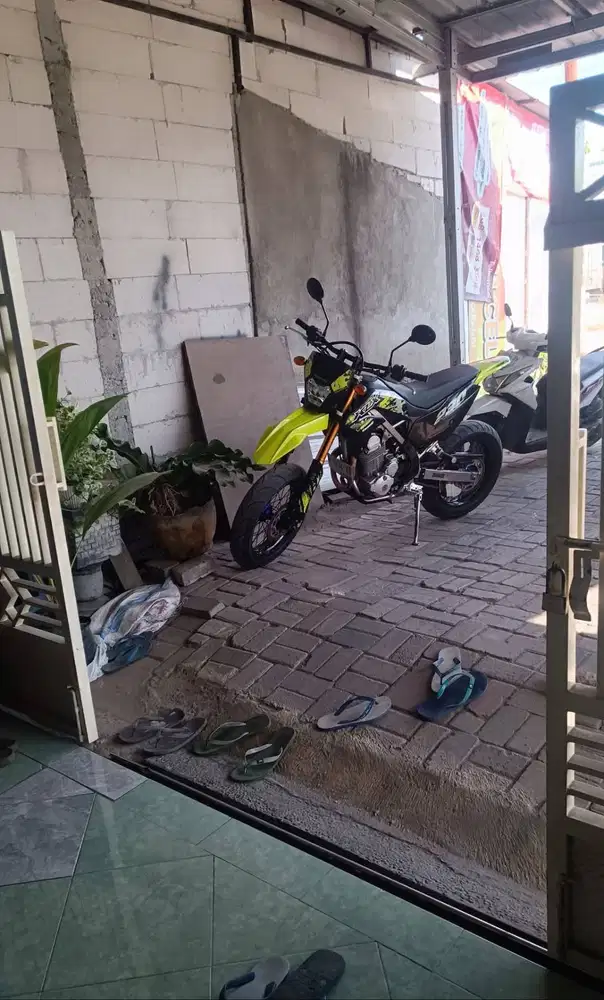 Dijual motor trail KLX 230 SE modif kaki supermoto.