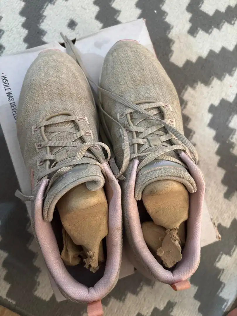 (PRELOVED) Skechers Comfy Wave