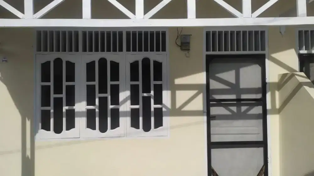 DISEWAKAN RUMAH (KHUSUS MUSLIM) LOKASI STRATEGIS.