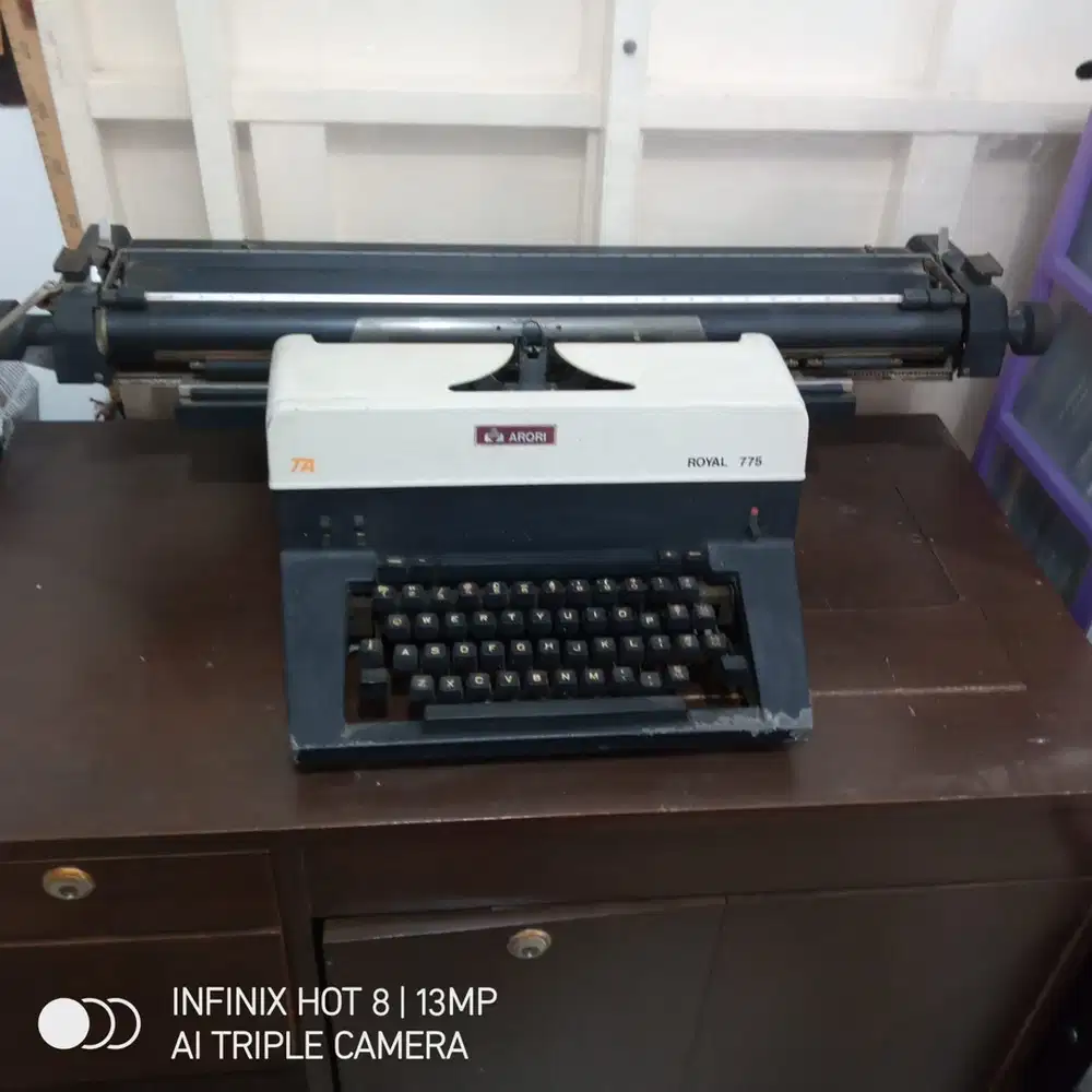 Mesin ketik besar untuk kantor terutama Notaris ketik akte