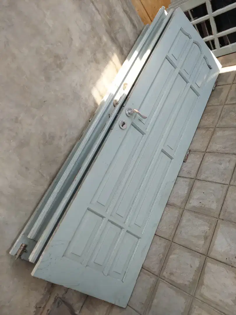 Dijual cepat daun pintu double kayu kamper bekas mulus