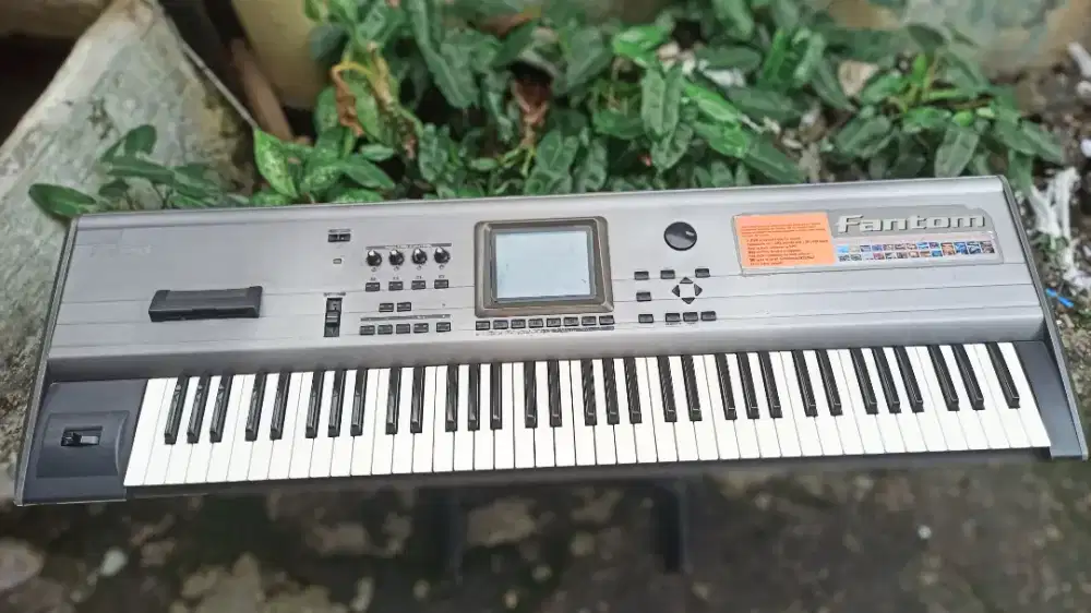 Roland fantom synthesizer