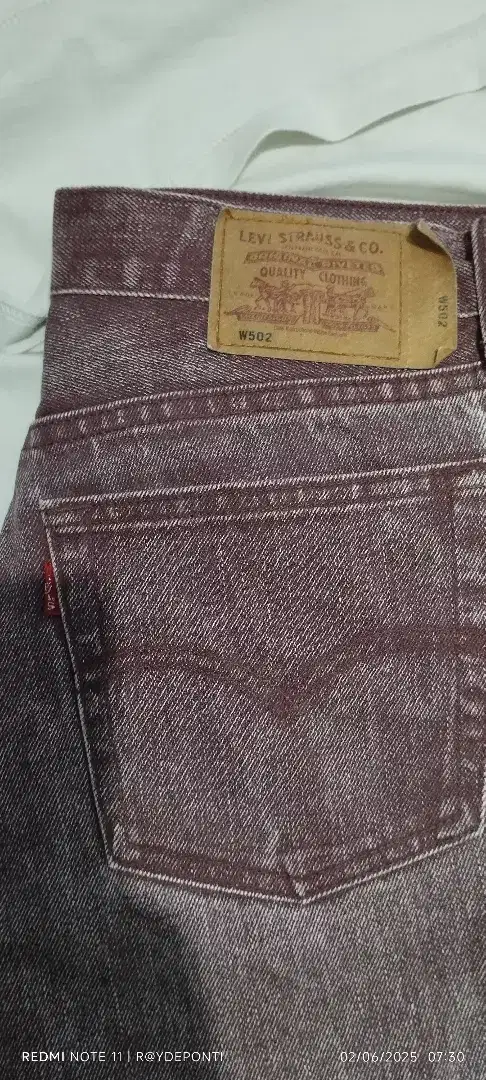 Jeans Levis size 29 warna merah
