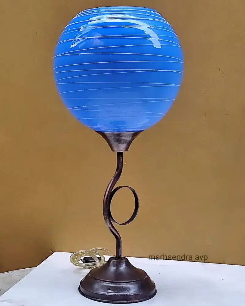 Lampu tidur kaca biru tiup