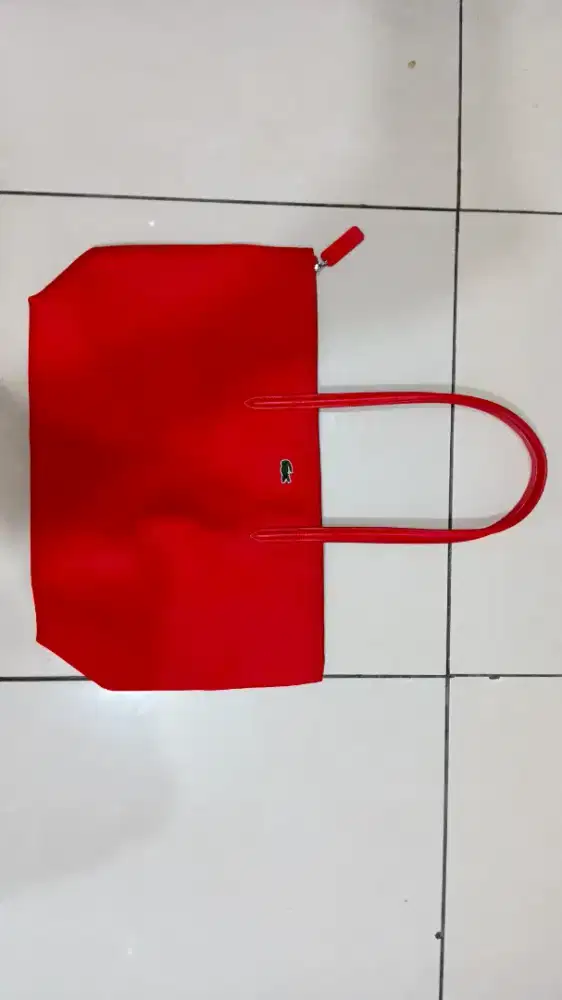 Tas basic lacoster warna merah size L mulus like new
