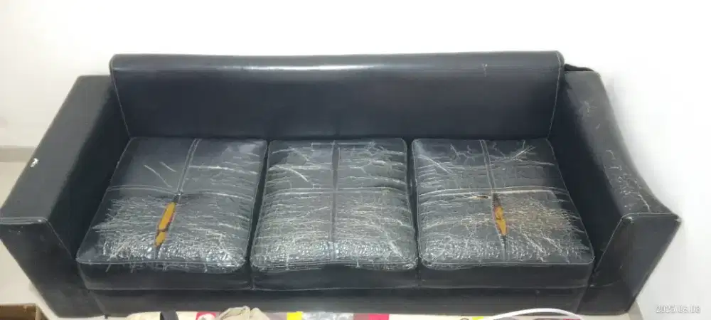 Sofa 3 Seater 3 Dudukan, Bahan Kulit Warna Hitam