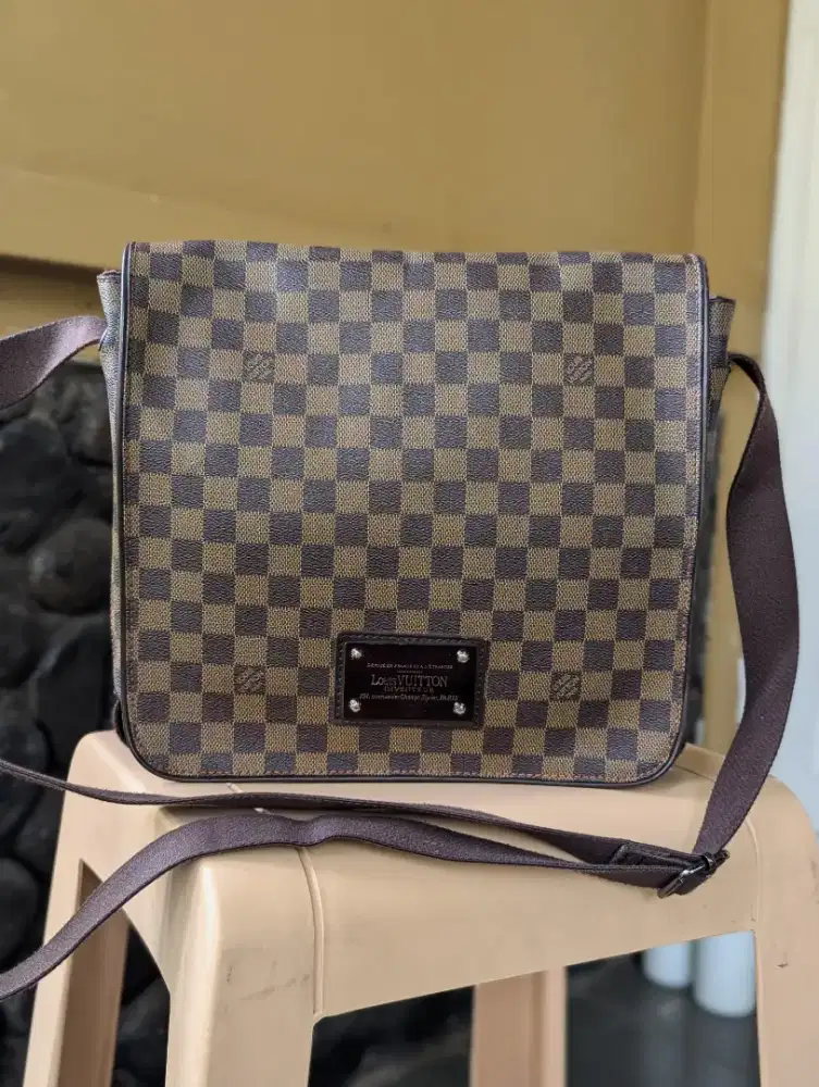 Tas slingbag brand Louis Vuitton Made in France
