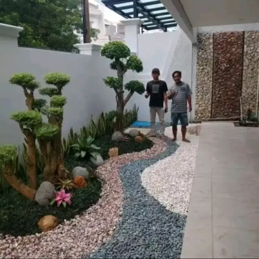 Taman hijau dan kolam hias