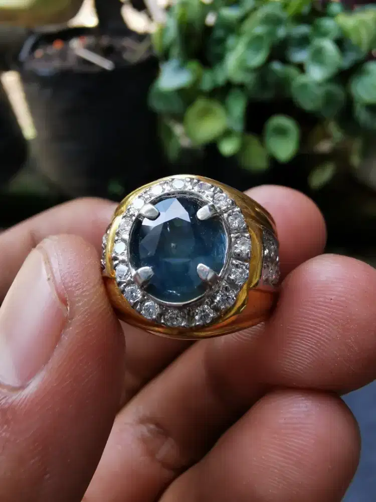 Natural bi-color sapphire