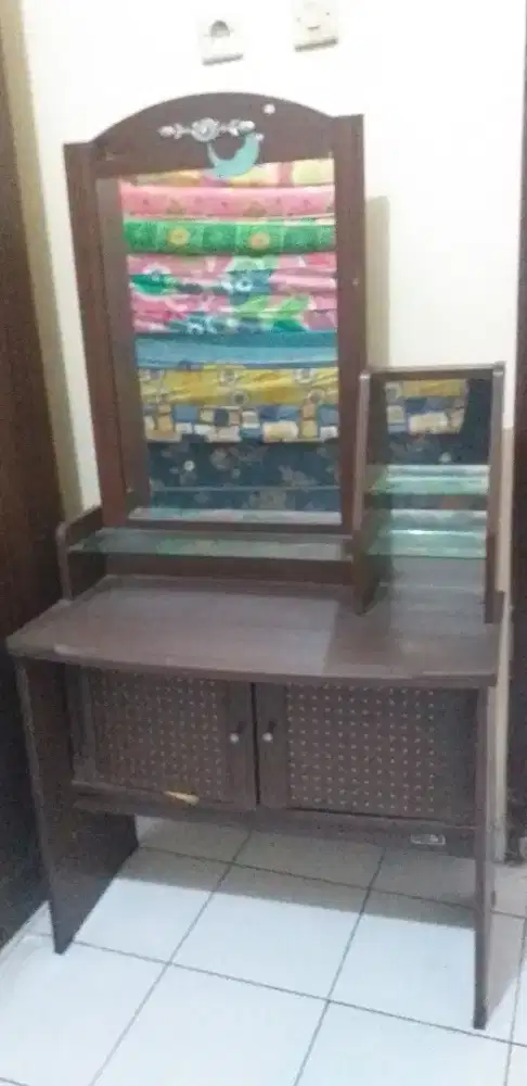 MEJA RIAS KACA KAYU ISTIMEWA