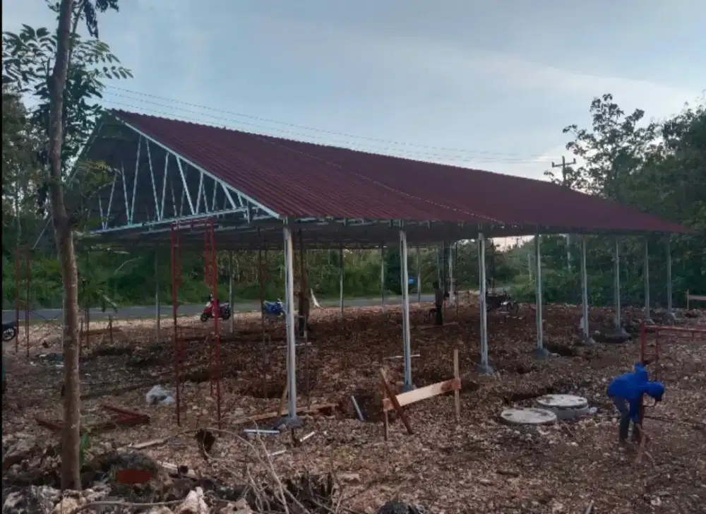 Atap gudang dari baja ringan terpasang