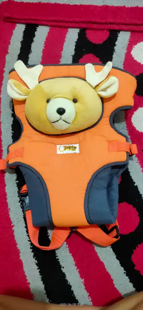 Gendongan depan boneka