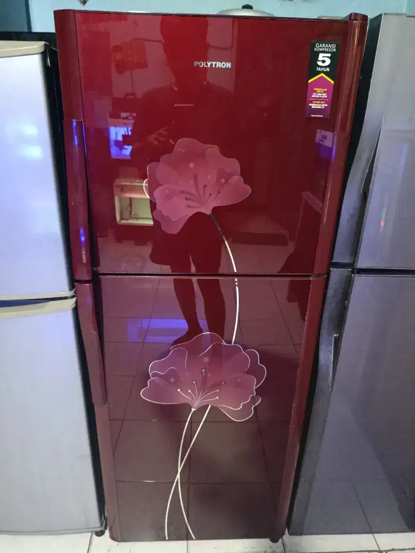 Kulkas 2 pintu merek Polytron