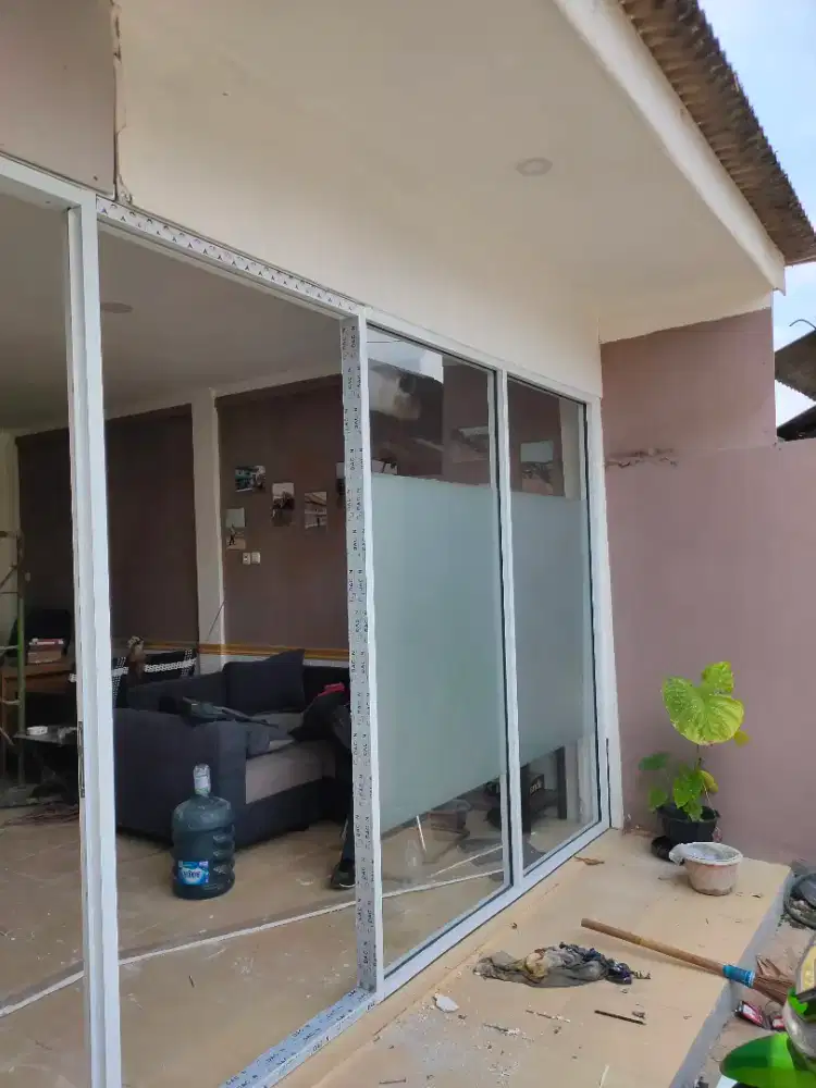 Pemasangan partisi alumunium kaca