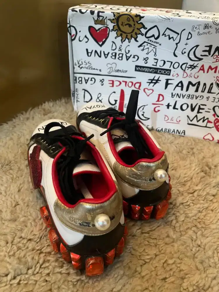 Sepatu kita Merek Dolce Gabanna mewah