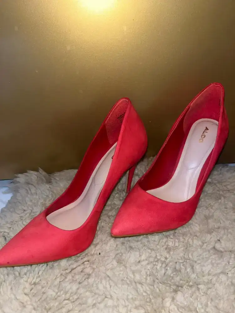 Sepatu tinggi merek aldo merah