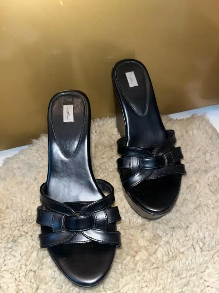 Sendal tinggi ukuran 15 cm merek YsL