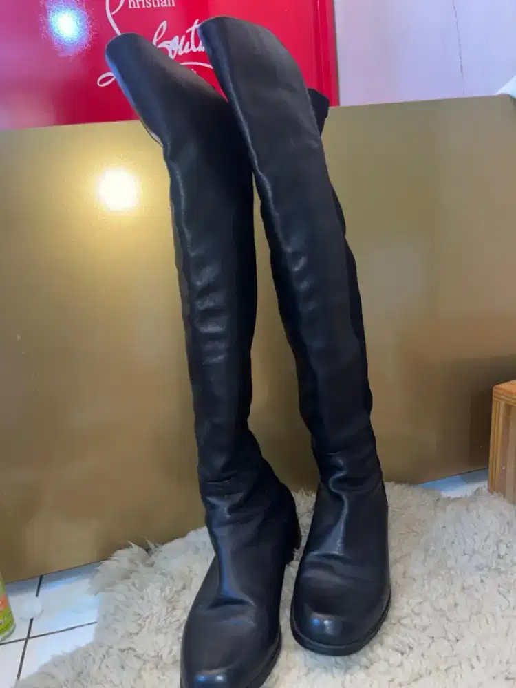 Boots panjang selutut Merek Stuart Weitzman