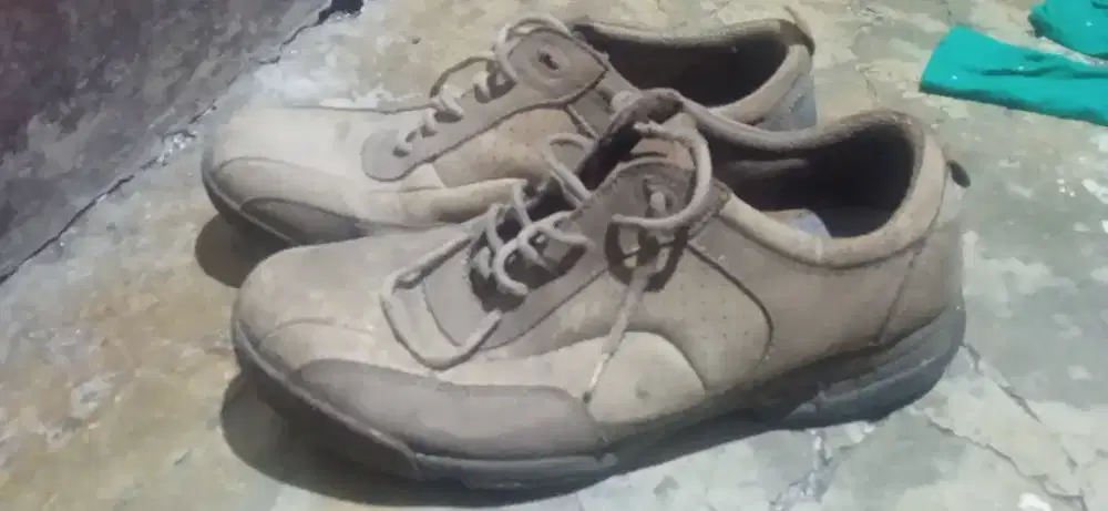 sepatu hush puppies suede taupe  body shoe no 43