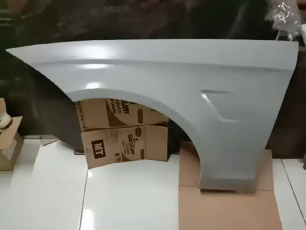 spakbor fender depan kiri Mercedes CLS 63 AMG