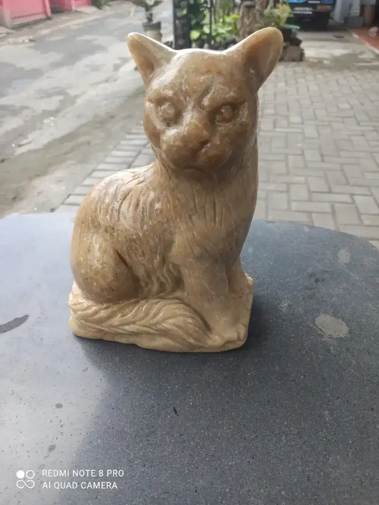 Patung kucing batu onik