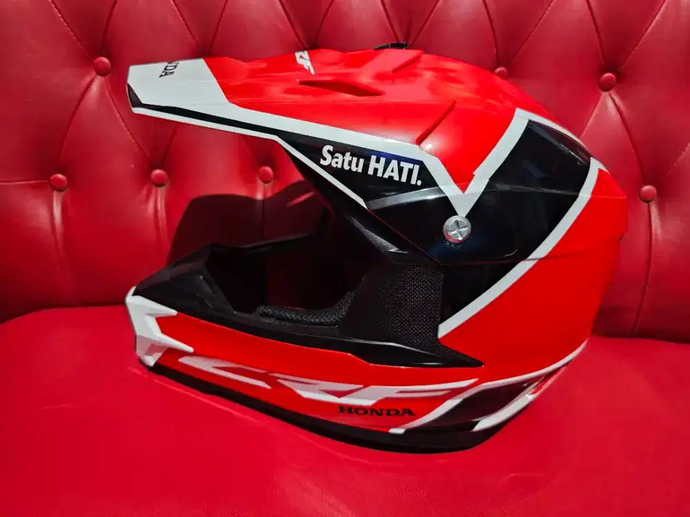 Dijual saja helm CRF baru.