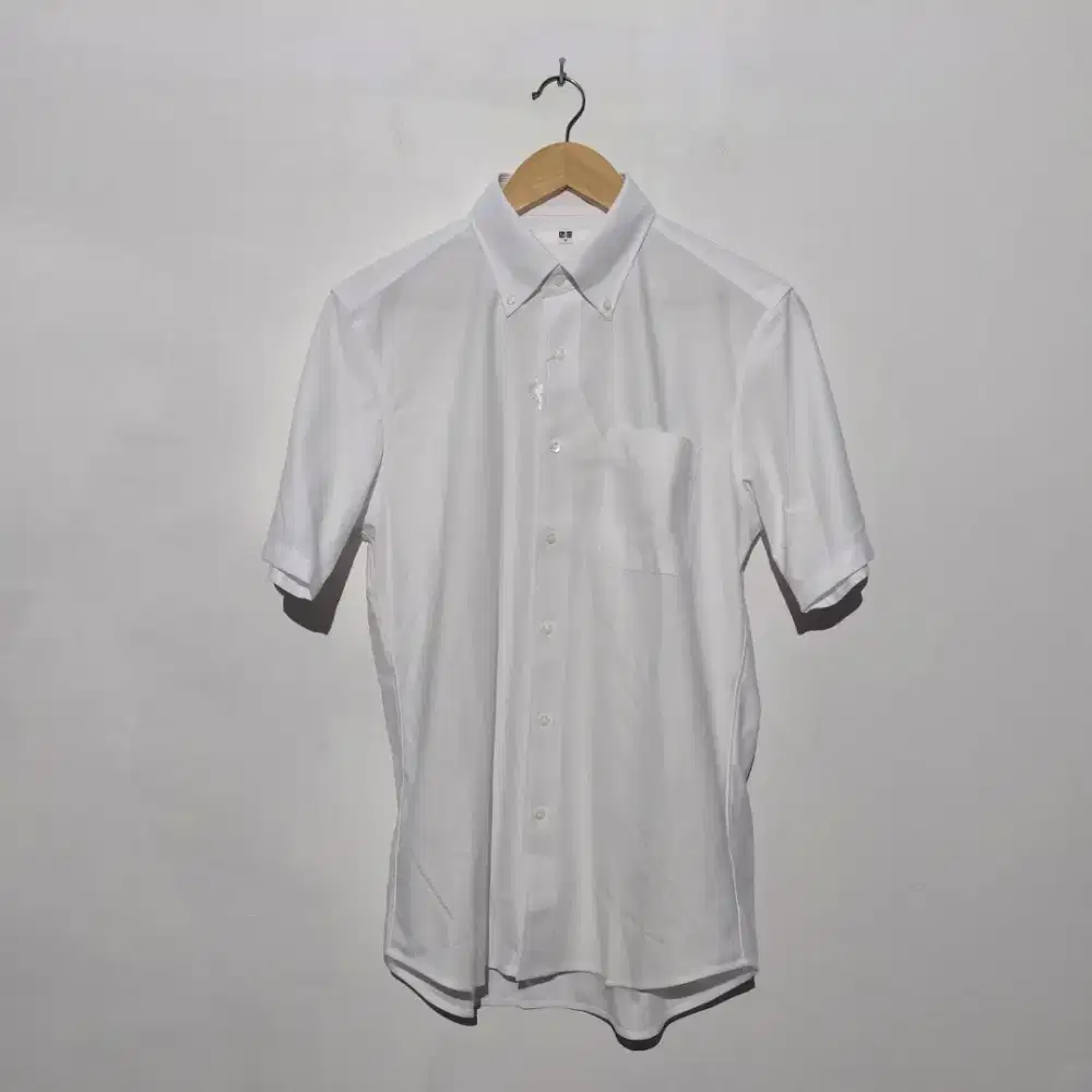 UNIQLO KEMEJA JERSEY DRY NON IRON LENGAN PENDEK PUTIH BARU ASLI