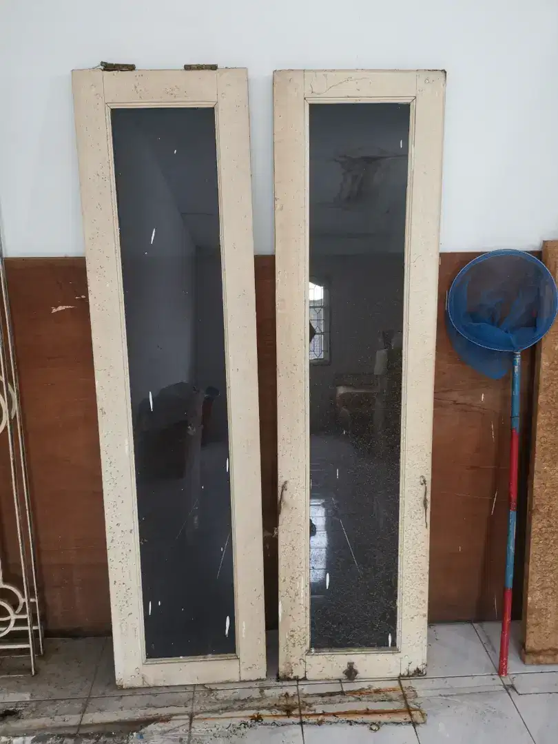 2 jendela kaca rumah