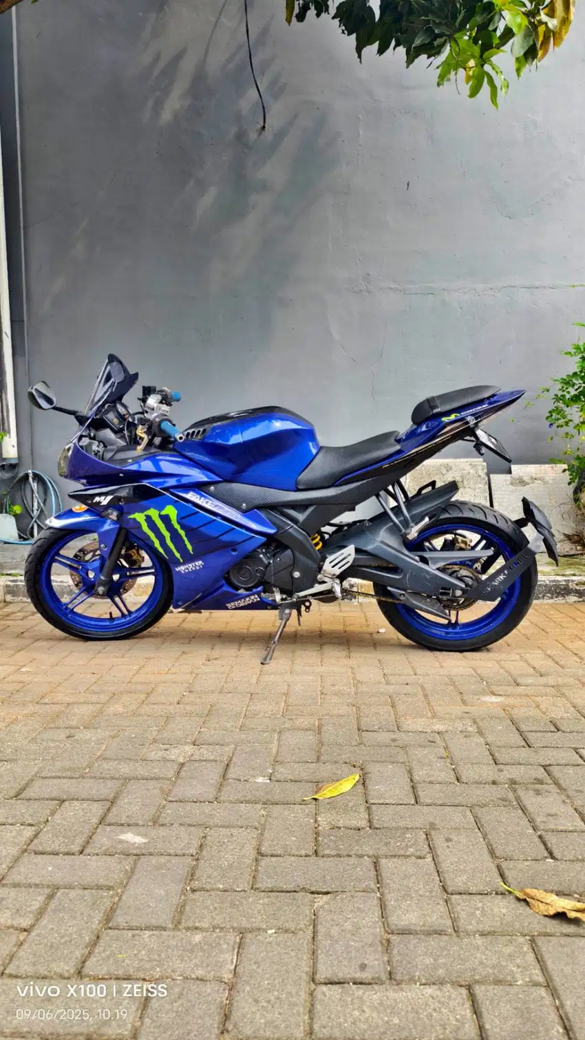 Jual motor kesayangan R15v2