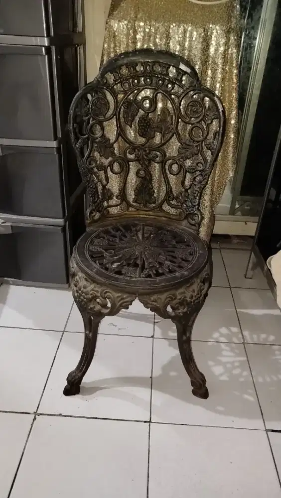 Kursi taman antik nego