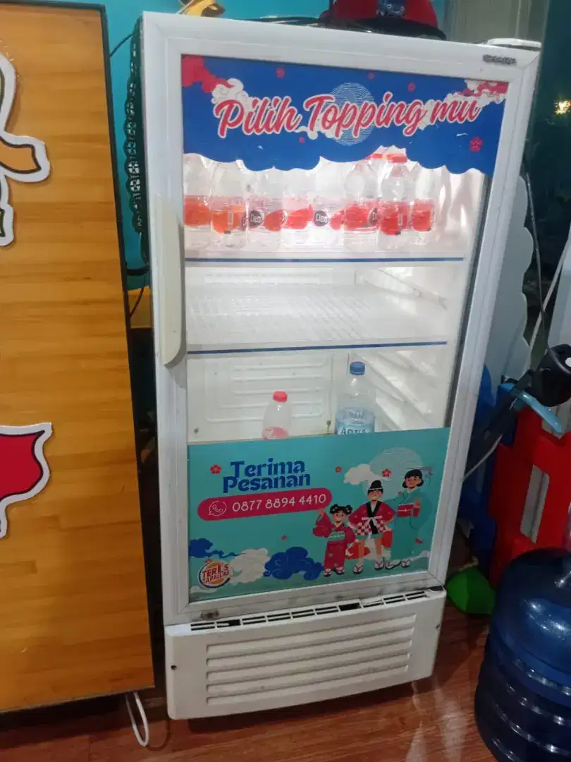 Showcase putih sharp