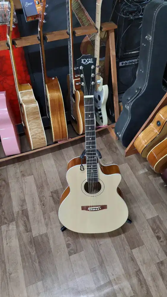 Gitar akustik lokal murah