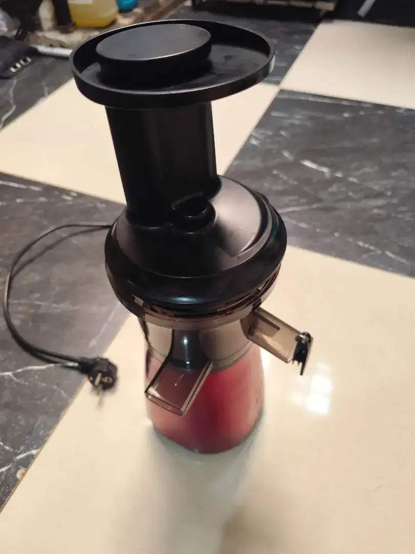 Slow juicer sharp