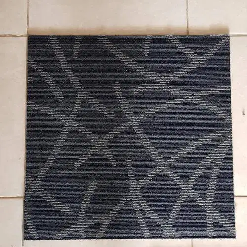 Karpet Tile warna abu abu motif garis lengkung