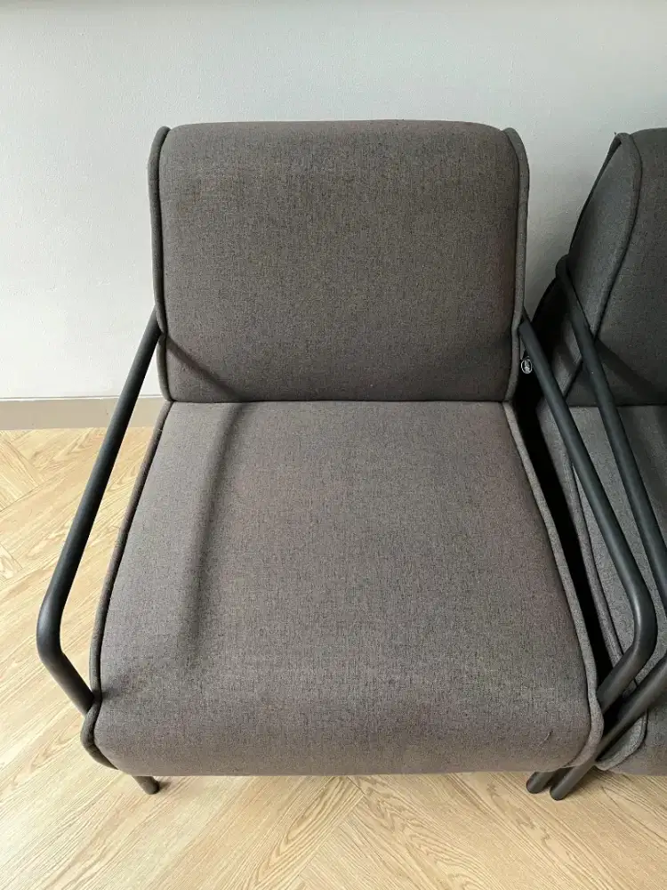 Informa Laros Kursi Berlengan Fabric Abu-Abu