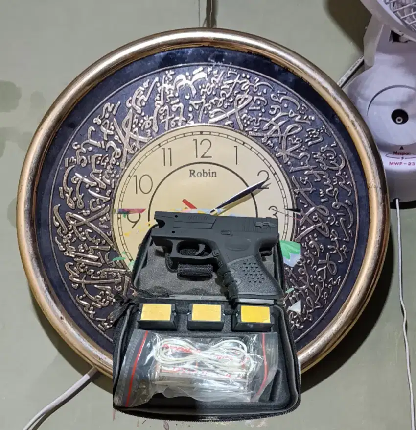 Jam dinding / sengat listrik / Tas err gan